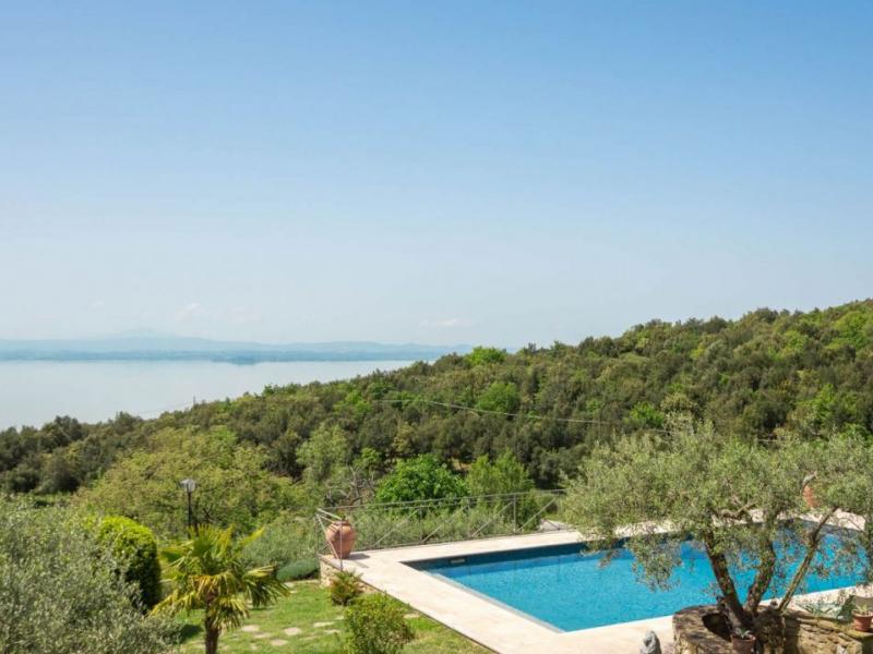 Hill-Top Lake View Villa with Infinity Pool , Umbria 