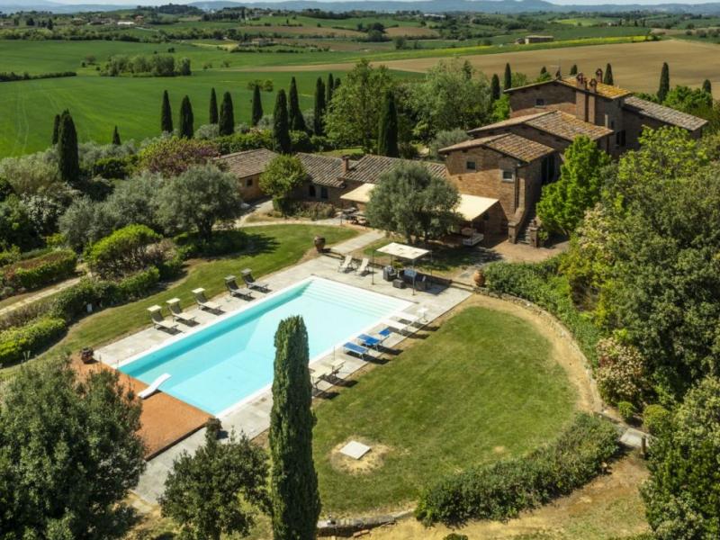 XVII-Century Tuscan Manor with Pool, Spa and Guest Houses for Sale Near Cortona , Tuscany 