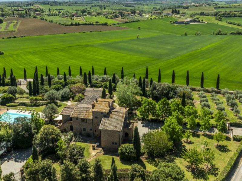 XVII-Century Tuscan Manor with Pool, Spa and Guest Houses for Sale Near Cortona , Tuscany 