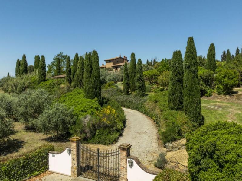 XVII-Century Tuscan Manor with Pool, Spa and Guest Houses for Sale Near Cortona , Tuscany 