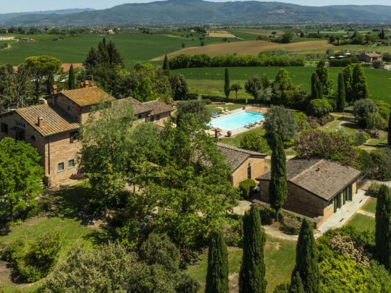 XVII-Century Tuscan Manor with Pool, Spa and Guest Houses for Sale Near Cortona , Tuscany 
