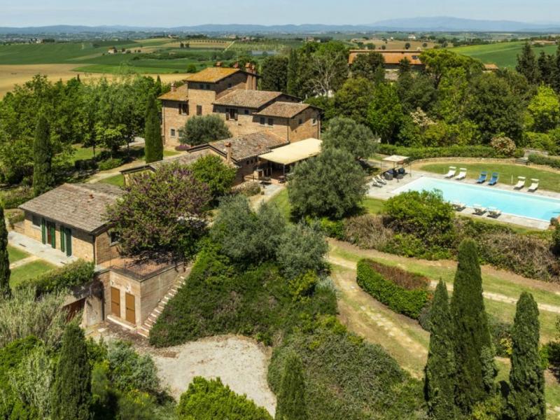XVII-Century Tuscan Manor with Pool, Spa and Guest Houses for Sale Near Cortona , Tuscany 