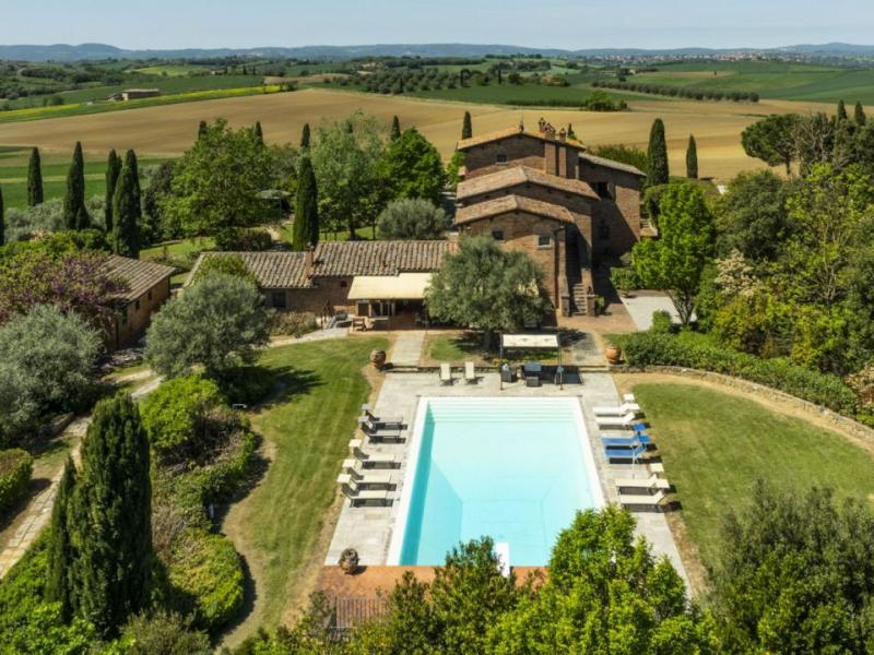 XVII-Century Tuscan Manor with Pool, Spa and Guest Houses for Sale Near Cortona , Tuscany 