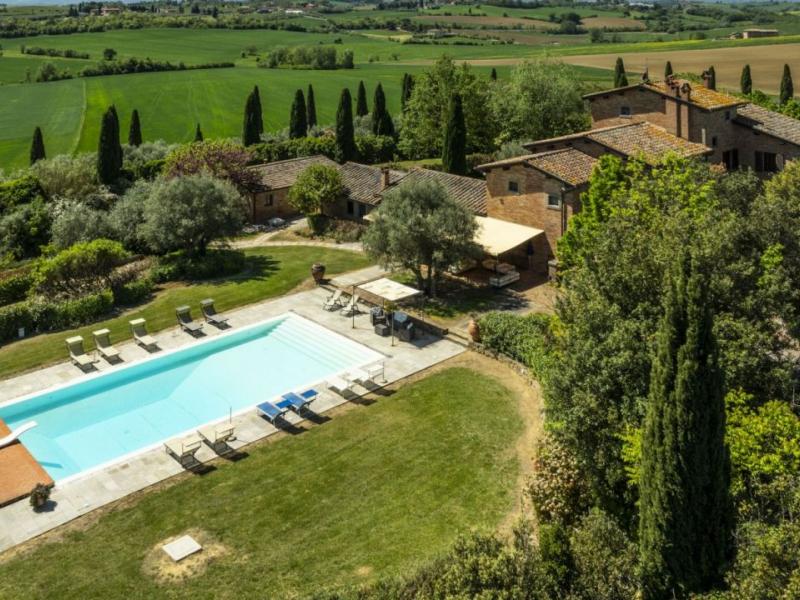 XVII-Century Tuscan Manor with Pool, Spa and Guest Houses for Sale Near Cortona , Tuscany 