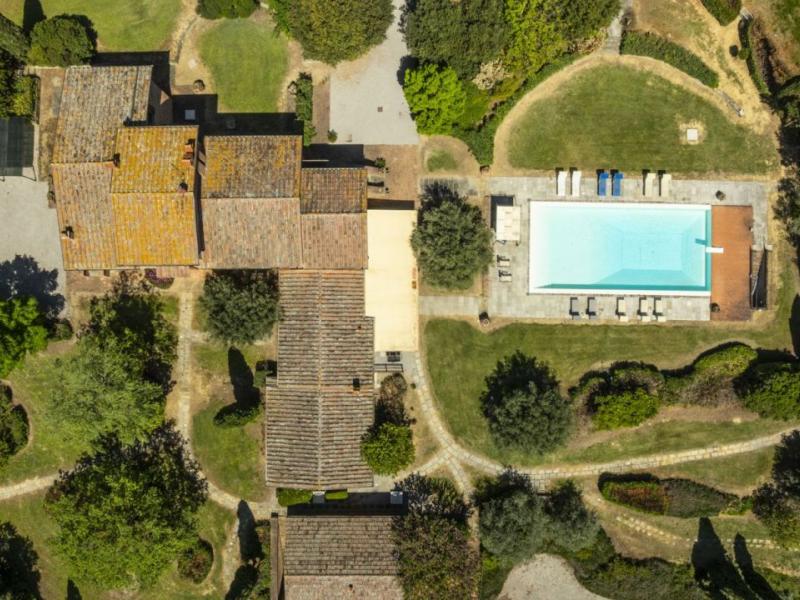 XVII-Century Tuscan Manor with Pool, Spa and Guest Houses for Sale Near Cortona , Tuscany 