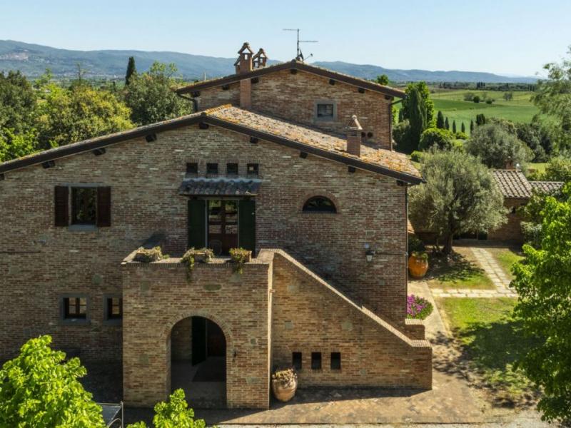 XVII-Century Tuscan Manor with Pool, Spa and Guest Houses for Sale Near Cortona , Tuscany 