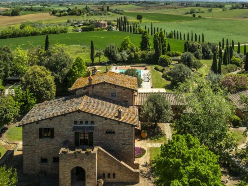 XVII-Century Tuscan Manor with Pool, Spa and Guest Houses for Sale Near Cortona , Tuscany 