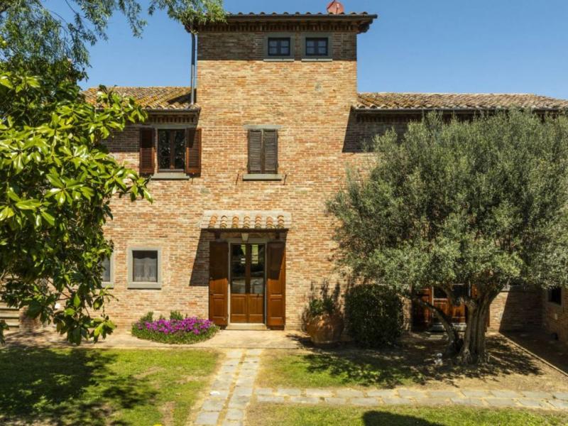 XVII-Century Tuscan Manor with Pool, Spa and Guest Houses for Sale Near Cortona , Tuscany 