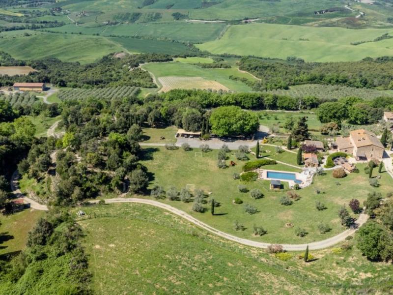 Historic Tuscan Borgo with Pool and Olive Grove for Sale in Gambassi Terme , Tuscany 