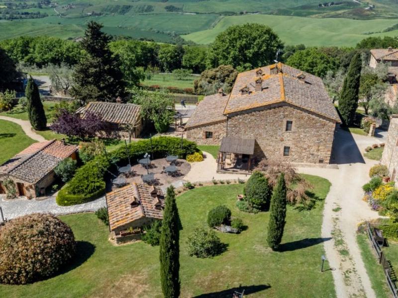 Historic Tuscan Borgo with Pool and Olive Grove for Sale in Gambassi Terme , Tuscany 