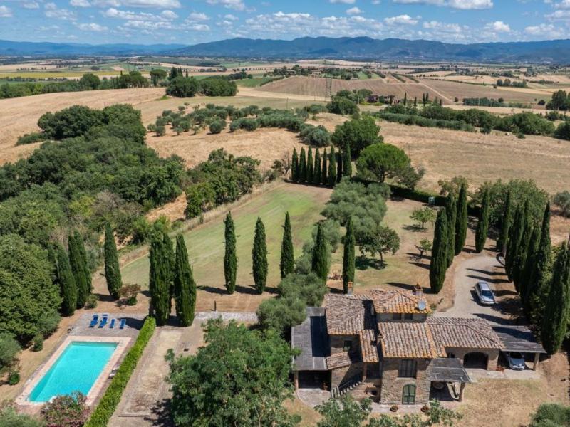Historic Country Villa with Turret and Pool for Sale in Cortona, Tuscany , Tuscany 