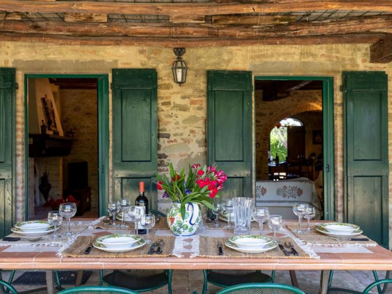 Historic Country Villa with Turret and Pool for Sale in Cortona, Tuscany , Tuscany 