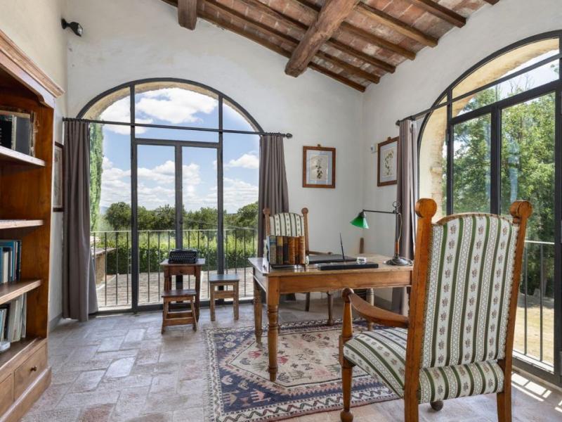Historic Country Villa with Turret and Pool for Sale in Cortona, Tuscany , Tuscany 