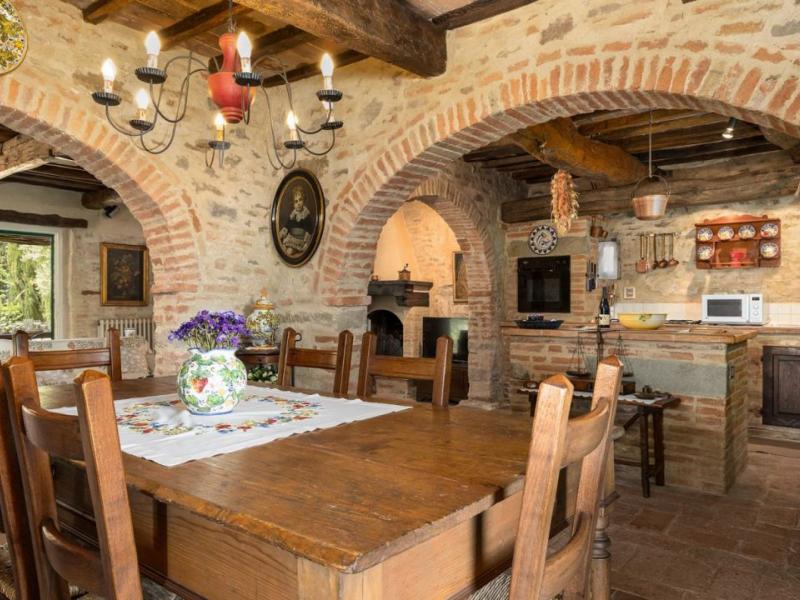 Historic Country Villa with Turret and Pool for Sale in Cortona, Tuscany , Tuscany 