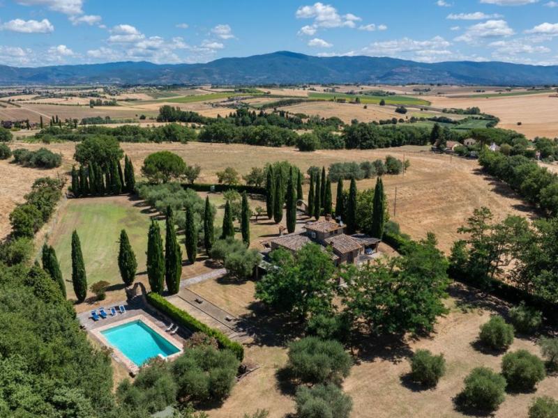 Historic Country Villa with Turret and Pool for Sale in Cortona, Tuscany , Tuscany 