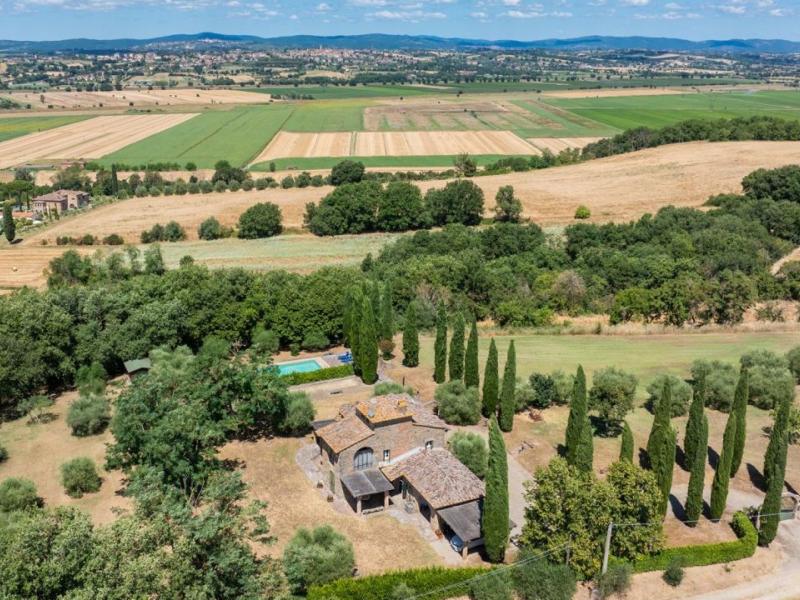 Historic Country Villa with Turret and Pool for Sale in Cortona, Tuscany , Tuscany 