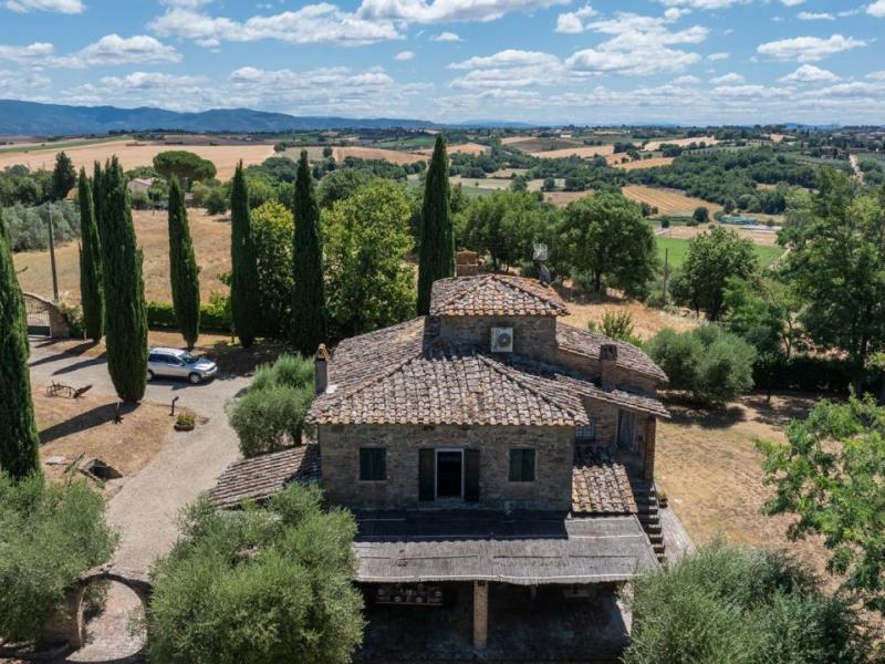Historic Country Villa with Turret and Pool for Sale in Cortona, Tuscany , Tuscany 