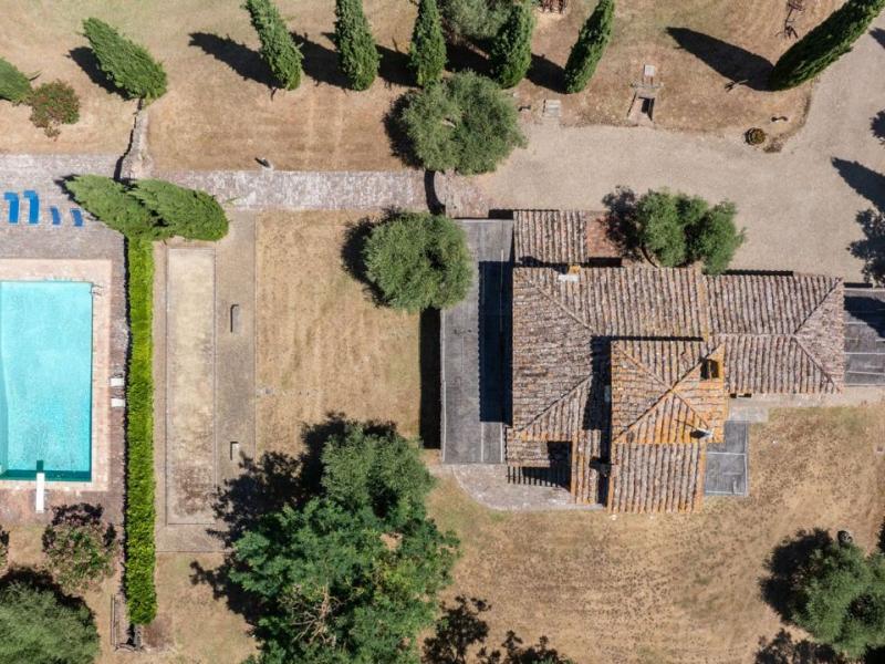 Historic Country Villa with Turret and Pool for Sale in Cortona, Tuscany , Tuscany 