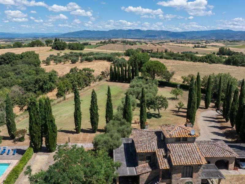 Historic Country Villa with Turret and Pool for Sale in Cortona, Tuscany , Tuscany 
