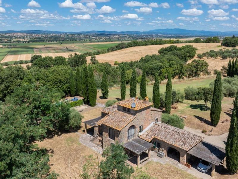 Historic Country Villa with Turret and Pool for Sale in Cortona, Tuscany , Tuscany 