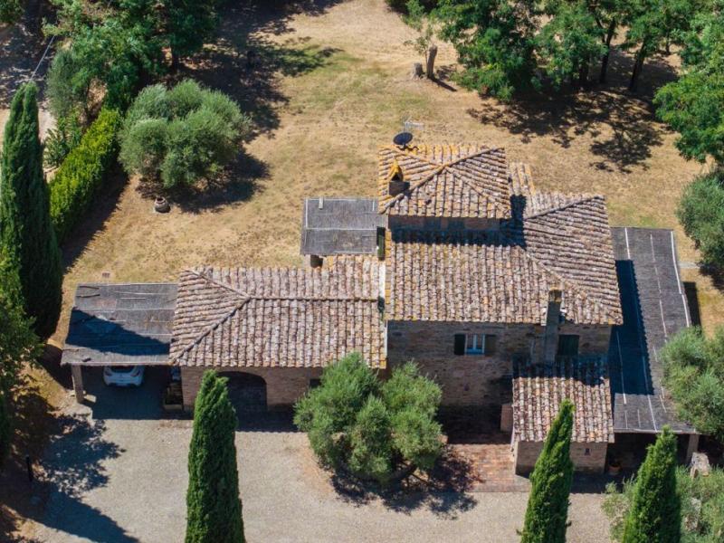 Historic Country Villa with Turret and Pool for Sale in Cortona, Tuscany , Tuscany 