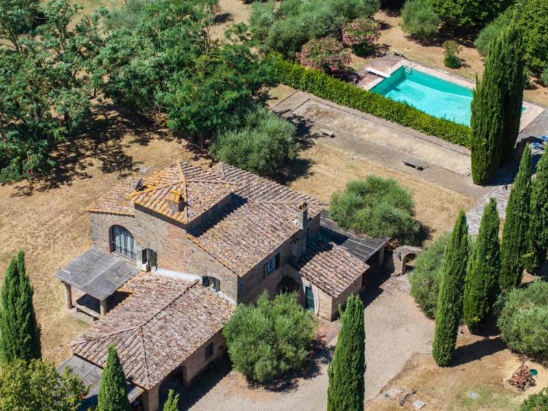Historic Country Villa with Turret and Pool for Sale in Cortona, Tuscany , Tuscany 