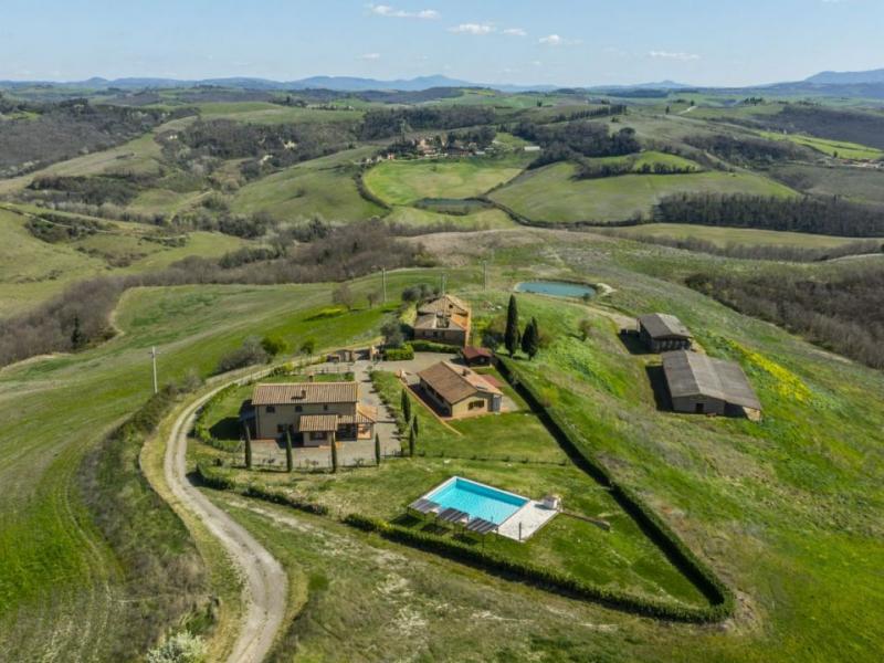 Val d’Orcia Estate with Farmhouses , Tuscany 