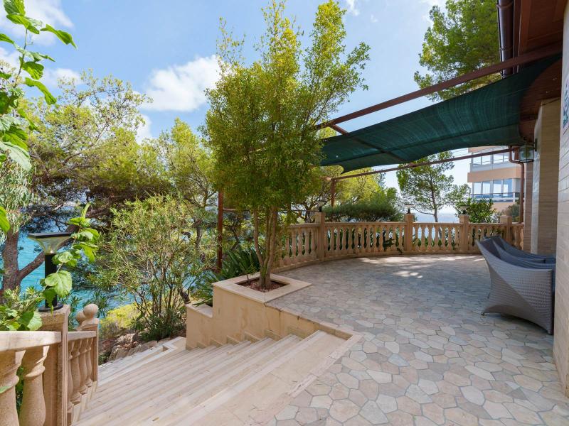 Seafront Villa with Private Dock and Beach , 