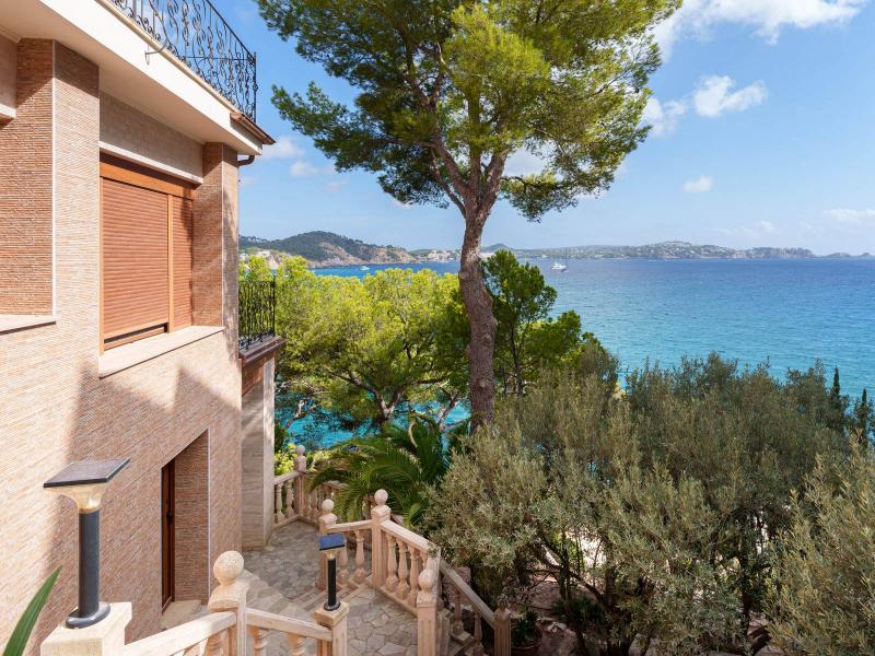 Seafront Villa with Private Dock and Beach , 