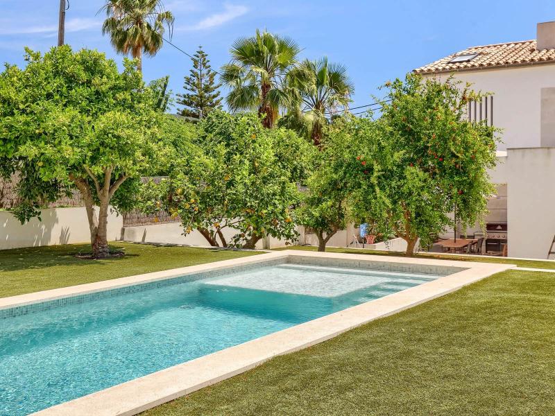 Elegant Renovated Villa for Sale in Calvià , 