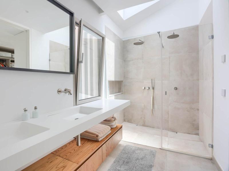 Elegant Renovated Villa for Sale in Calvià , 