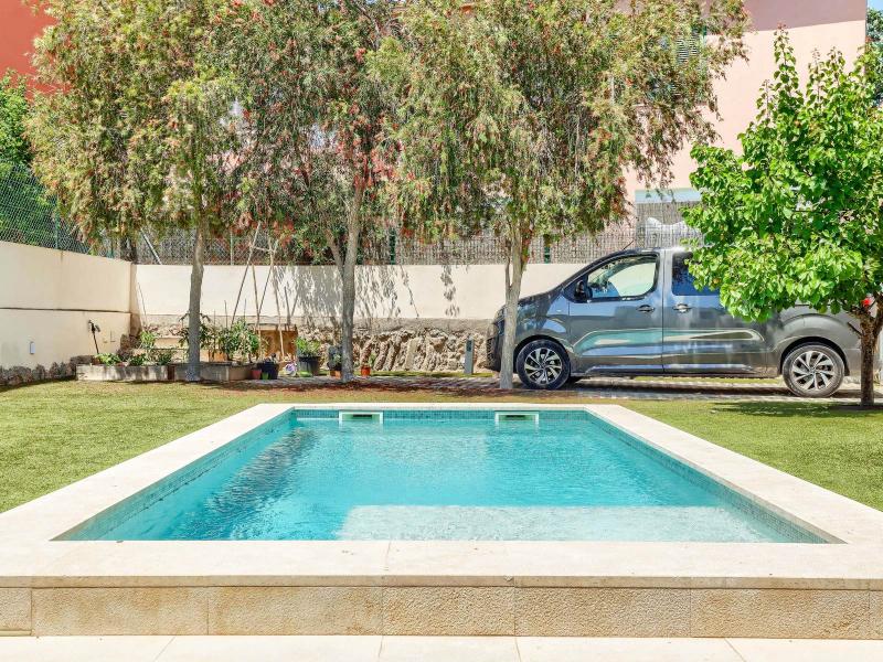 Elegant Renovated Villa for Sale in Calvià , 