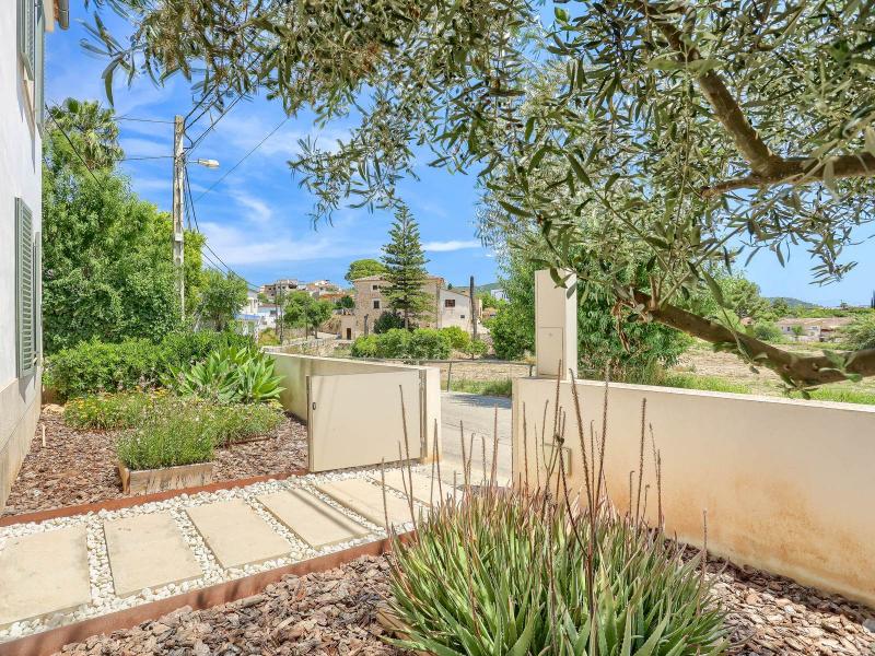 Elegant Renovated Villa for Sale in Calvià , 