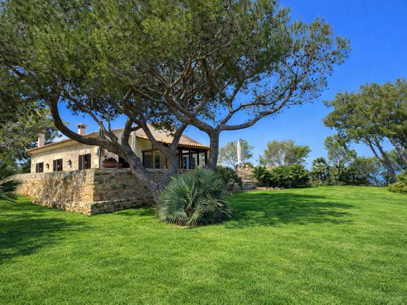 Beachfront Villa for Sale in Alcúdia – Mallorca , Alcudia Area 
