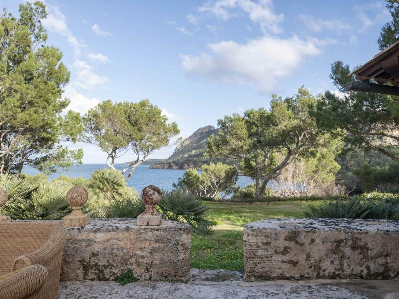 Beachfront Villa for Sale in Alcúdia – Mallorca , Alcudia Area 