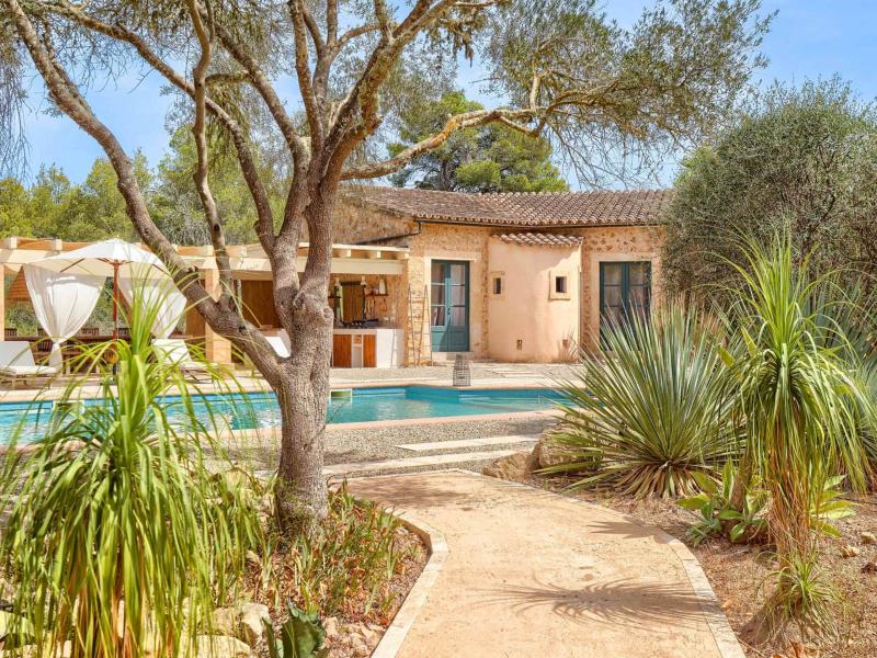 Private Villa with Guest Houses , 