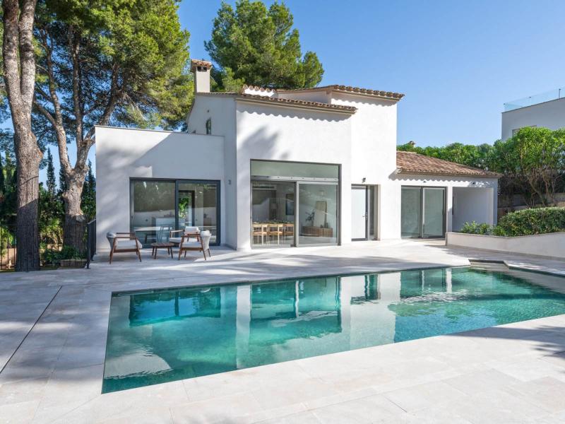 Contemporary 4-Bedroom Villa with Pool , 