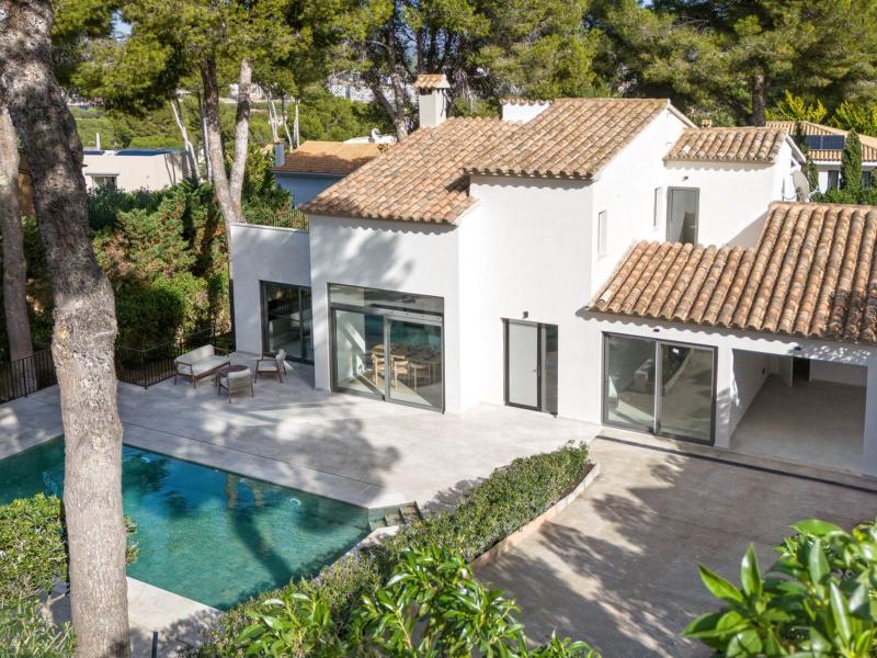Contemporary 4-Bedroom Villa with Pool , 