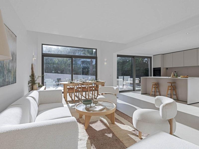 Contemporary 4-Bedroom Villa with Pool , 