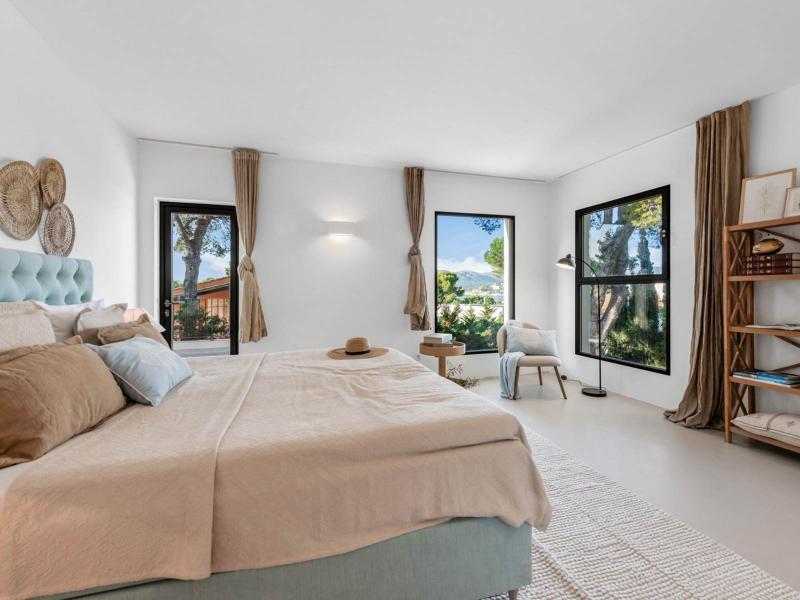 Contemporary 4-Bedroom Villa with Pool , 