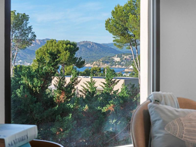 Contemporary 4-Bedroom Villa with Pool , 