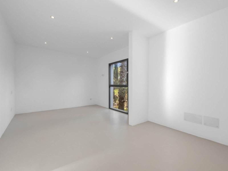 Contemporary 4-Bedroom Villa with Pool , 