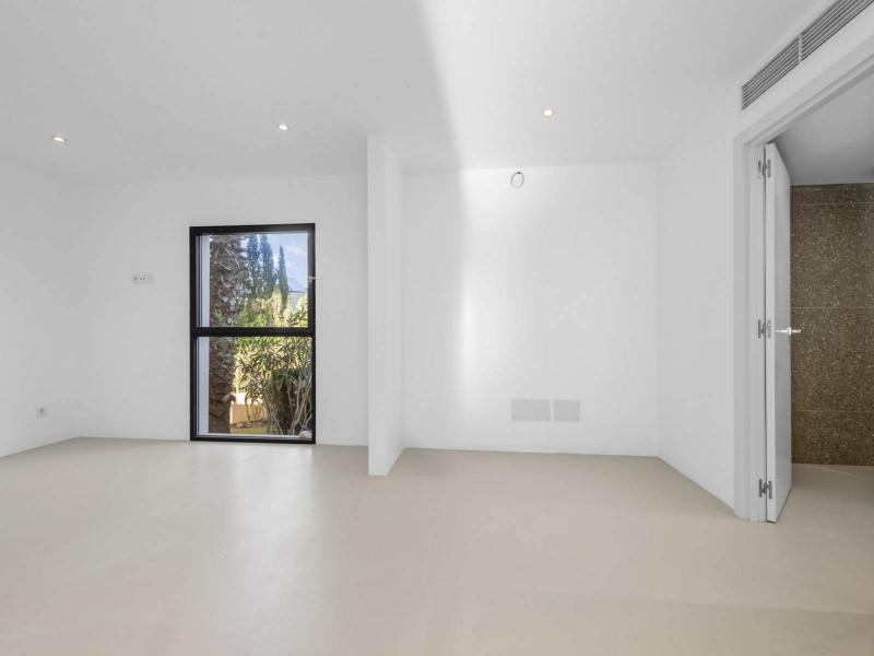 Contemporary 4-Bedroom Villa with Pool , 