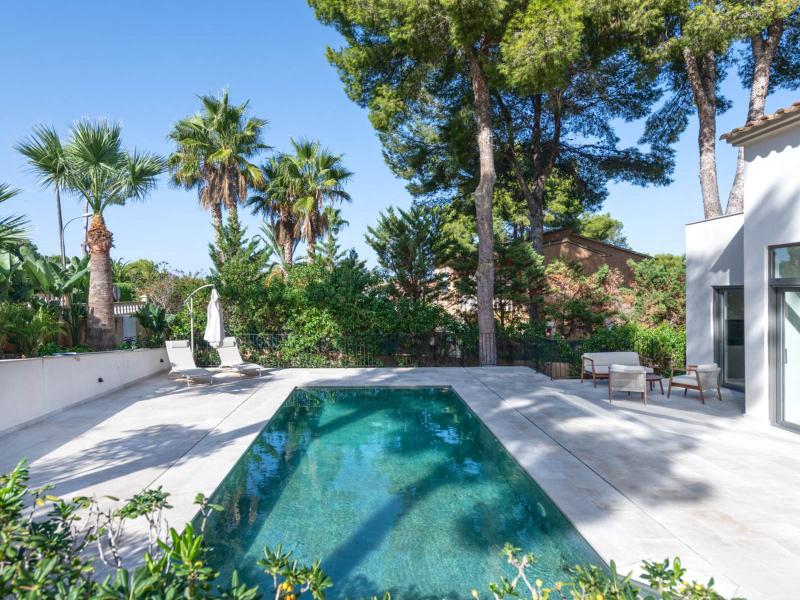 Contemporary 4-Bedroom Villa with Pool , 
