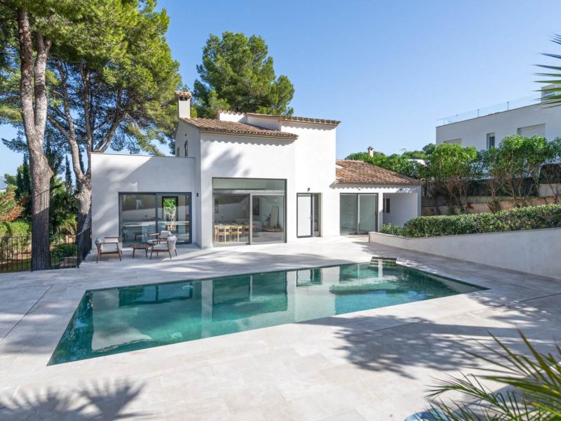 Contemporary 4-Bedroom Villa with Pool , 