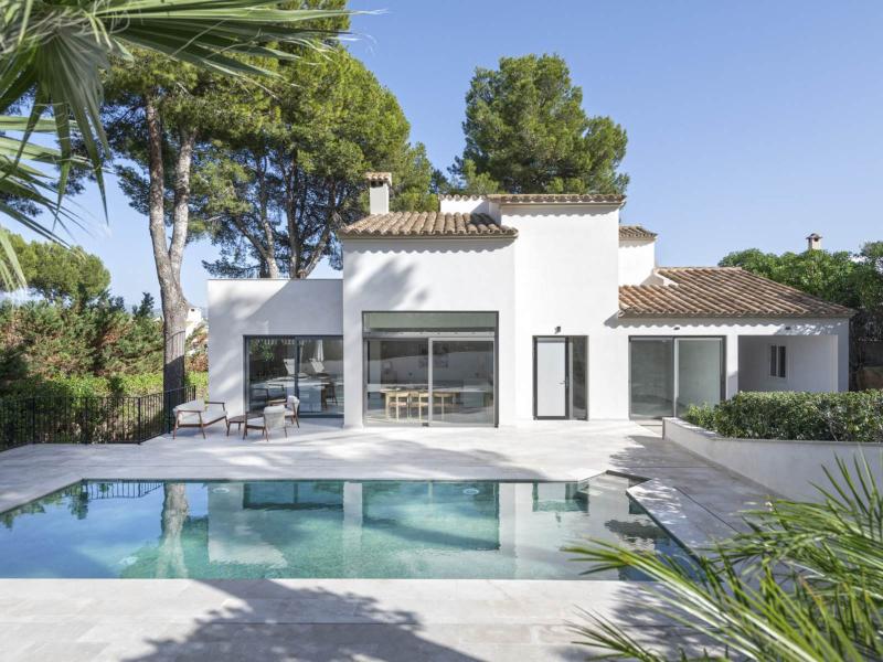 Contemporary 4-Bedroom Villa with Pool , 