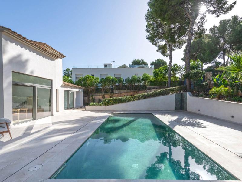 Contemporary 4-Bedroom Villa with Pool , 