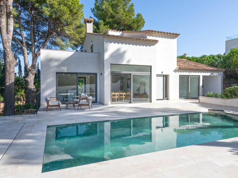 Contemporary 4-Bedroom Villa with Pool , 