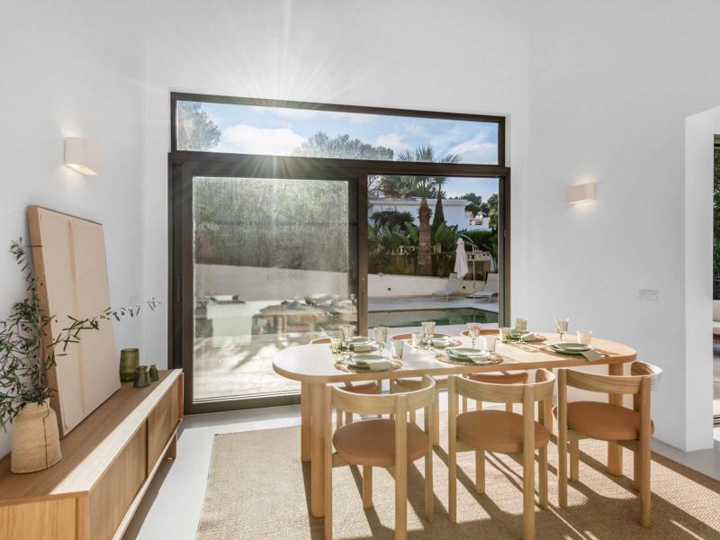 Contemporary 4-Bedroom Villa with Pool , 