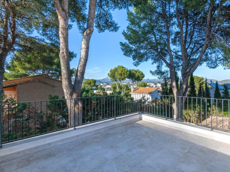 Contemporary 4-Bedroom Villa with Pool , 